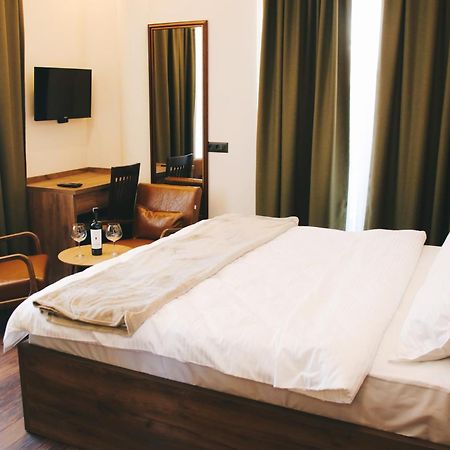 Hotel Rozafa Suhareke Bagian luar foto