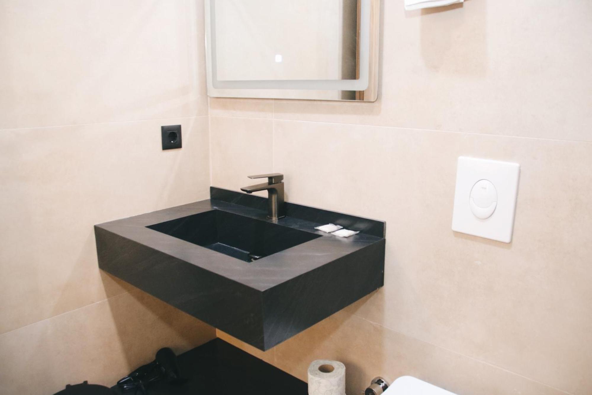 Hotel Rozafa Suhareke Bagian luar foto