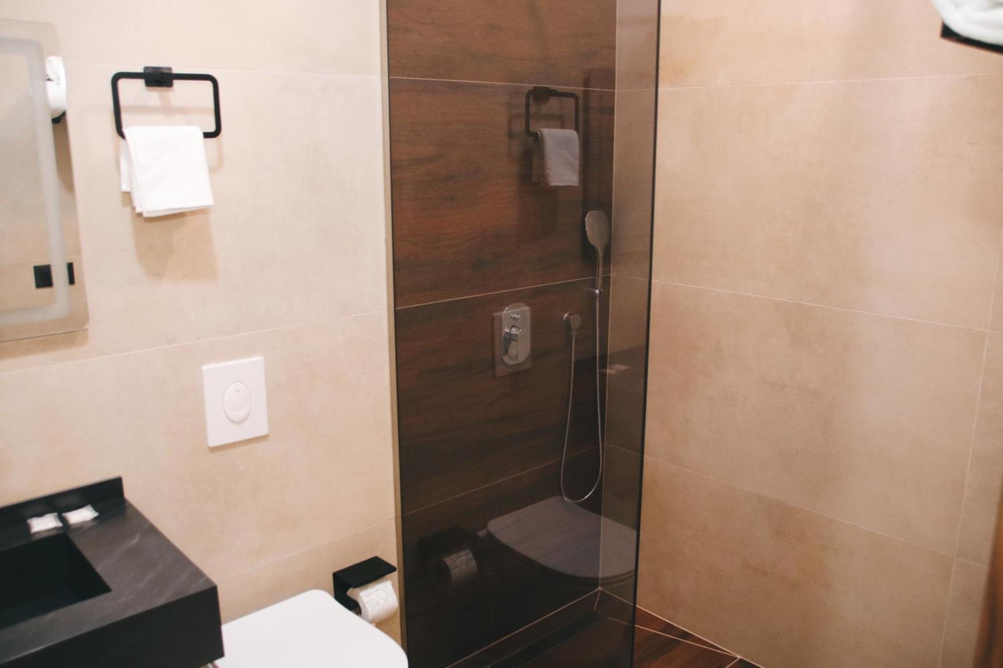 Hotel Rozafa Suhareke Bagian luar foto